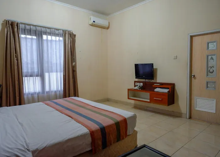 Pineapple Mansion Solo Mitra Reddoorz Near Rs Jih Solo Hotel